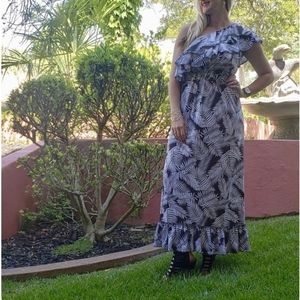 3/🚨$25🆕️ Angelica maxi Avon Dress flattering